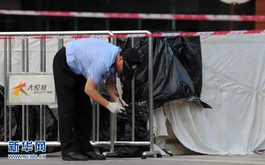 Picture taken on July 17, 2013 shows the crime scene protected by the police. (Photo/Xinhua) 