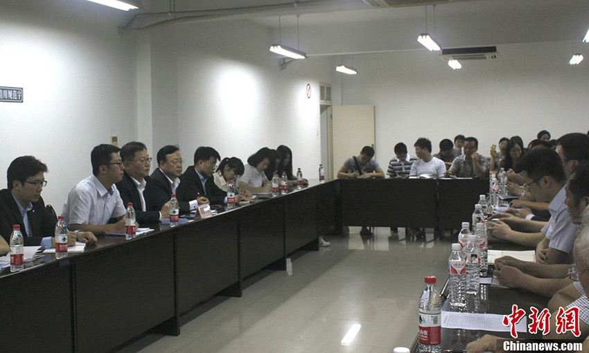 A senior executive with Asiana Airlines and the company’s representatives bow to student’s parents to apologize for the crash in San Francisco in Jiangshan, Zhejiang province, July 17, 2013.(Shao Yanfei/CNS)