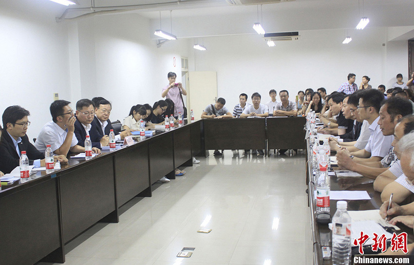 A senior executive with Asiana Airlines and the company’s representatives bow to student’s parents to apologize for the crash in San Francisco in Jiangshan, Zhejiang province, July 17, 2013.(Shao Yanfei/CNS)