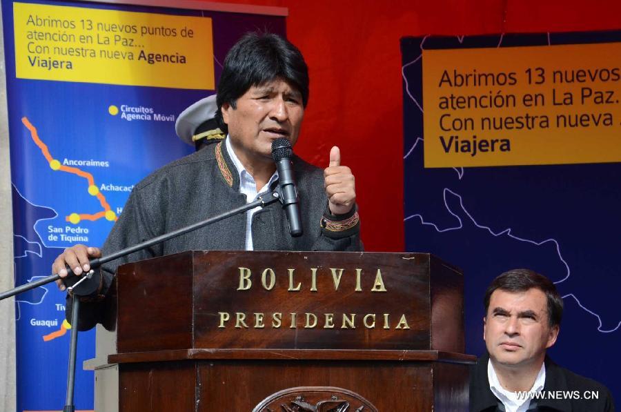 Bolivia's President Evo Morales (L) attends the presentation of the mobile agency "Sariri" of the Union Bank in La Paz, Bolivia, July 17, 2013. The mobile agency will provide financial services to residents in the municipalities of the La Paz department, according to local press. (Xinhua/ABI) 