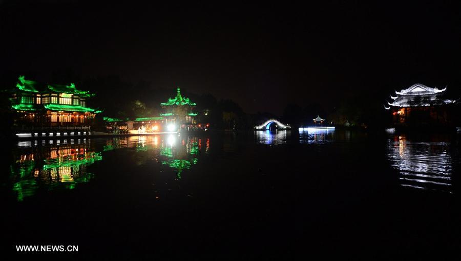 Photo taken on July 17, 2013 shows the night view of the Slender West Lake in Yangzhou, east China's Jiangsu Province. The night tour for visiting the Slender West Lake opened here on Wednesday. (Xinhua/Meng Delong) 