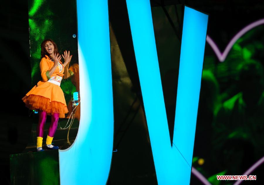 An actress performs at the closing ceremony of the 27th Universiade students Games in Kazan, 720 kilometers east of Moscow on July 17, 2013. (Xinhua/Jiang Kehong)