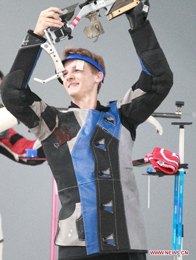 Nazar Luginets(C) of Russia celebrates victory during the Men's 50m Rifle 3 Positions final at the 27th Summer Universiade in Kazan, Russia, July 17, 2013. Luginets won the gold medal with 457.5 rings. (Xinhua/Ren Yuan)