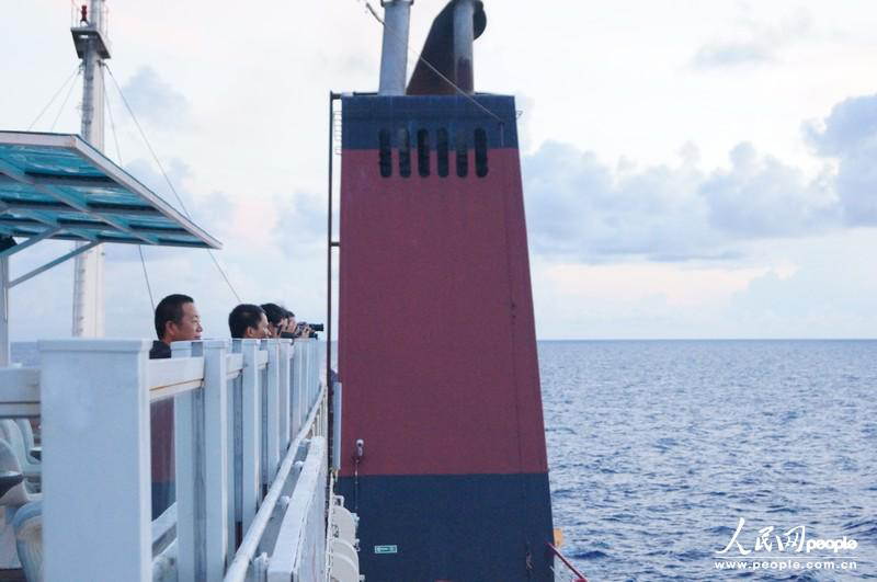 Passengers get up early to enjoy the sea scenery. (People’ Daily Online/ Duan Xinyi)