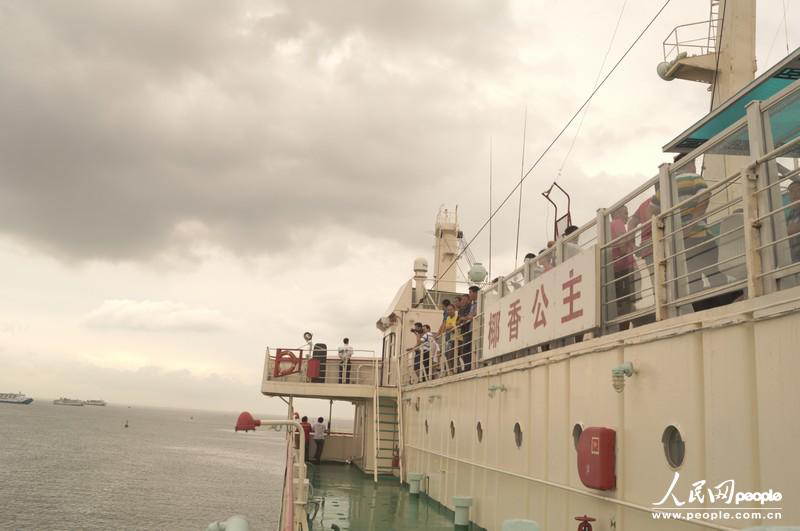 Visitors overlook the sea view. (People's  Daily Online/ Duan Xinyi)