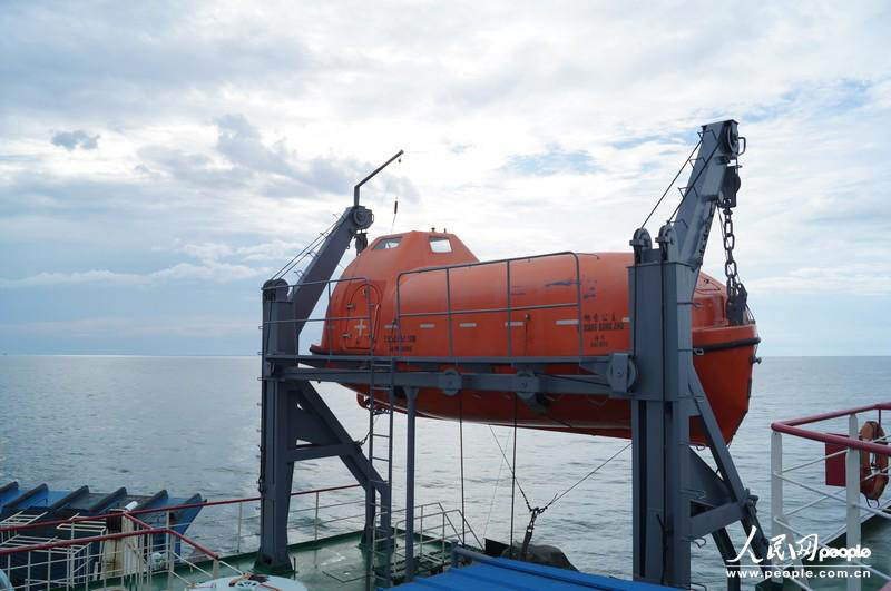 The escape boat is placed in the stern of the “Coconut Princess”. (People's Daily Online/ Duan Xinyi)