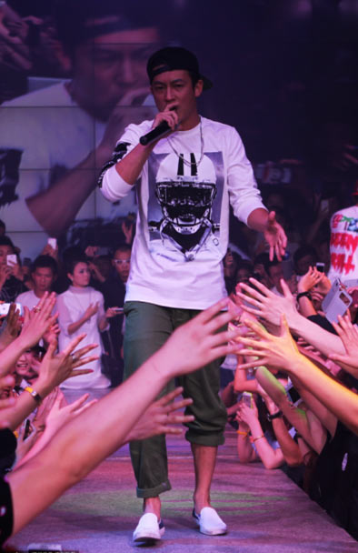 Edison Chen sings in Yiwu on July 16, 2013. (China.org.cn)