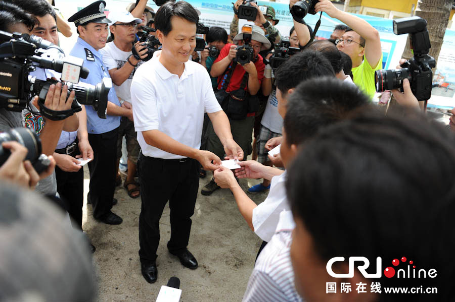 The newly created Sansha city in the South China Sea issued its first identity cards and residence permits on Wednesday.10 people were given IDs and another 68 received resident permits. They will qualify for social insurance, employment and support for starting businesses, medical treatment and education. They will also have the first refusal on ferry tickets.The local government has published a series of plans for the city’s administration and development. China officially set up the city of Sansha on the small Yongxing Island last July. It’s administered by Hainan province.(Source: cri.cn/cntv.cn)