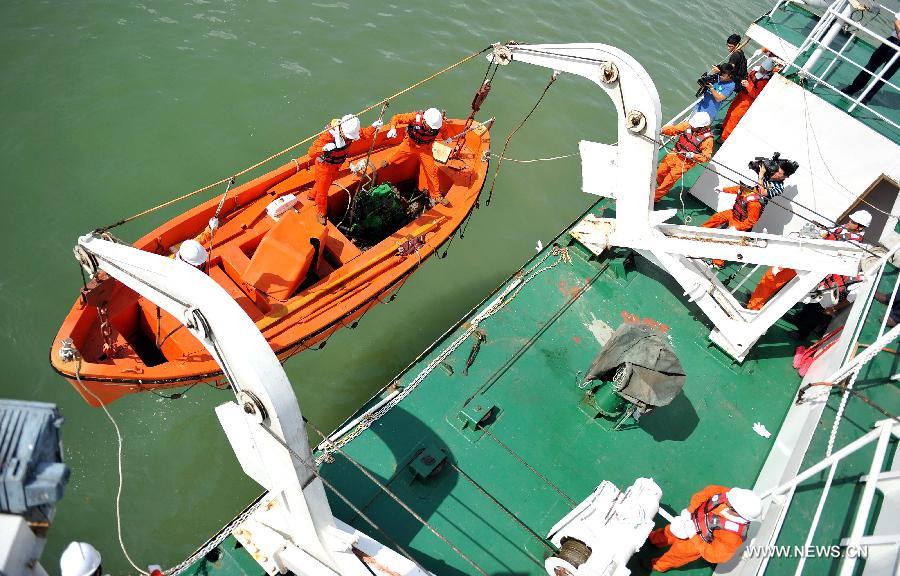 Seamen participate in a maritime fire drill held by the South China Sea Navigation Support Center at the Qiongzhou Strait near Haikou, capital of south China's Hainan Province, July 18, 2013. (Xinhua/Guo Cheng) 