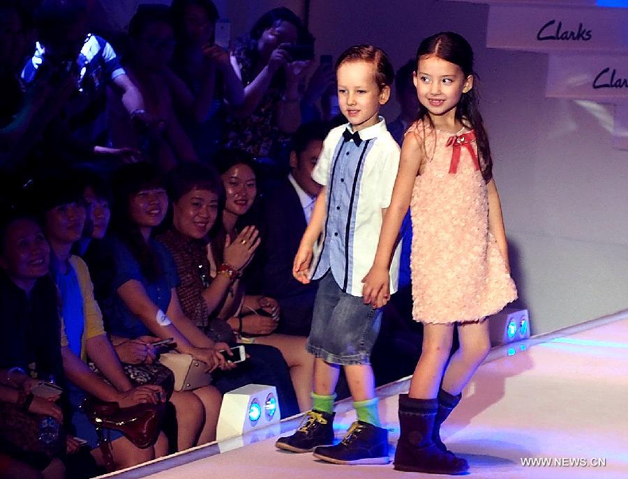 Models present the new fashion designs of Clarks during a release conference in Shanghai, east China, July 18, 2013. Clarks held a release conference for its fashion designs for autumn and winter here on Thursday. (Xinhua/Chen Fei)