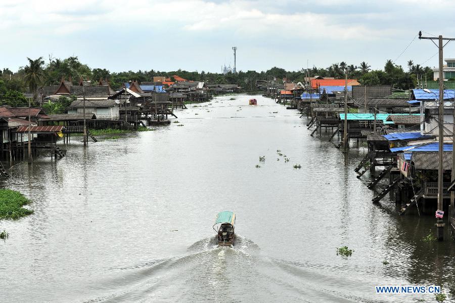 A boat sails on the Chao Phraya river, Thailand, July 16, 2013. The Chao Phraya river is a major river in Thailand. It flows through Bangkok and then into the Gulf of Thailand. (Xinhua/Gao Jianjun)