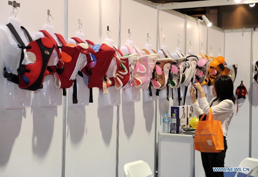 A visitor looks at exhibits on the 3rd China-Asean Commodity Fair, in Bangkok, Thailand, on July 18, 2013. The 3rd China-Asean Commodity Fair kicked off here on Thursday, attracting about 250 Chinese companies. (Xinhua/Gao Jianjun)