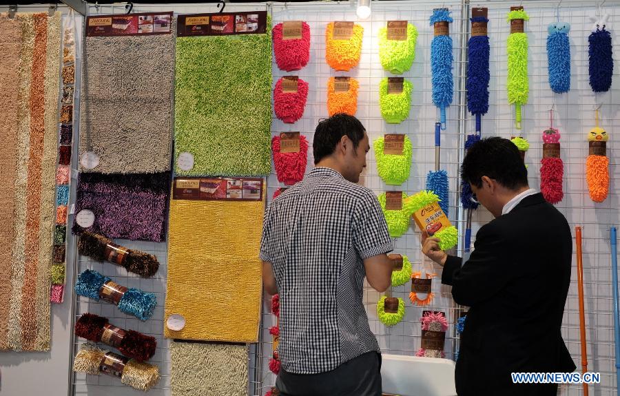 People visit the 3rd China-Asean Commodity Fair in Bangkok, Thailand, on July 18, 2013. The 3rd China-Asean Commodity Fair kicked off here on Thursday, attracting about 250 Chinese companies. (Xinhua/Gao Jianjun)