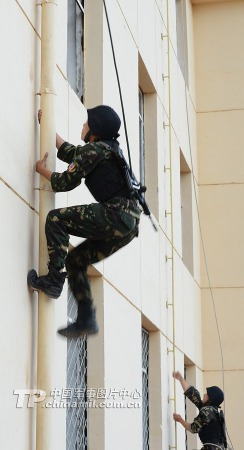 The special operation members train before the competition of land subjects. The land competition subject of the Special Operation Forces of the Chinese People's Liberation Army (PLA) was held on July 16, 2013 at the Zhurihe Combined Tactics Training Base of the Beijing Military Area Command (MAC) of the PLA. (China Military Online/Li Jing) 