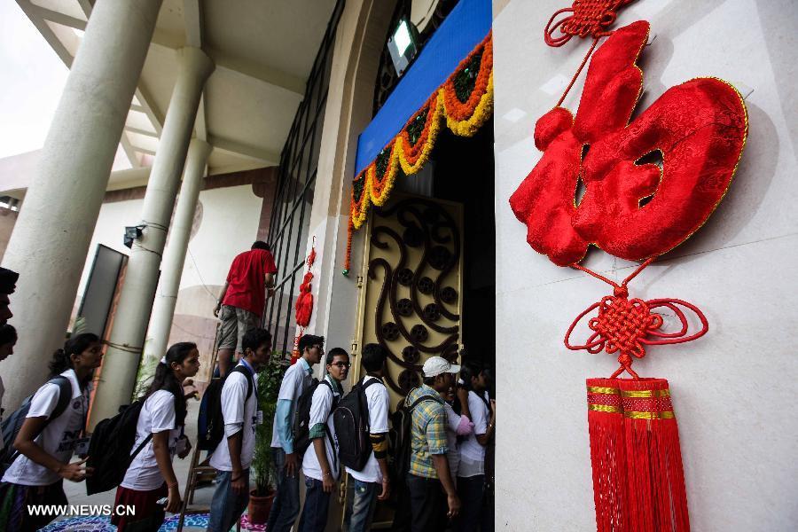 Students queue to attend the inauguration of the Confucius Institution at University of Mumbai in Mumbai, India, July 18, 2013. India's first confucius institute, jointly built by the University of Mumbai and China's Tianjin University of Technology, was inaugurated in Mumbai on Thursday. (Xinhua/Zheng Huansong)