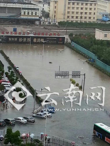 Continuous heavy rain lasting from 18th to 19th this month drowns the downtown streets in Kunming, capital of southwest China's Yunnan Province. (Source: yunnan.cn/chinanews.com)