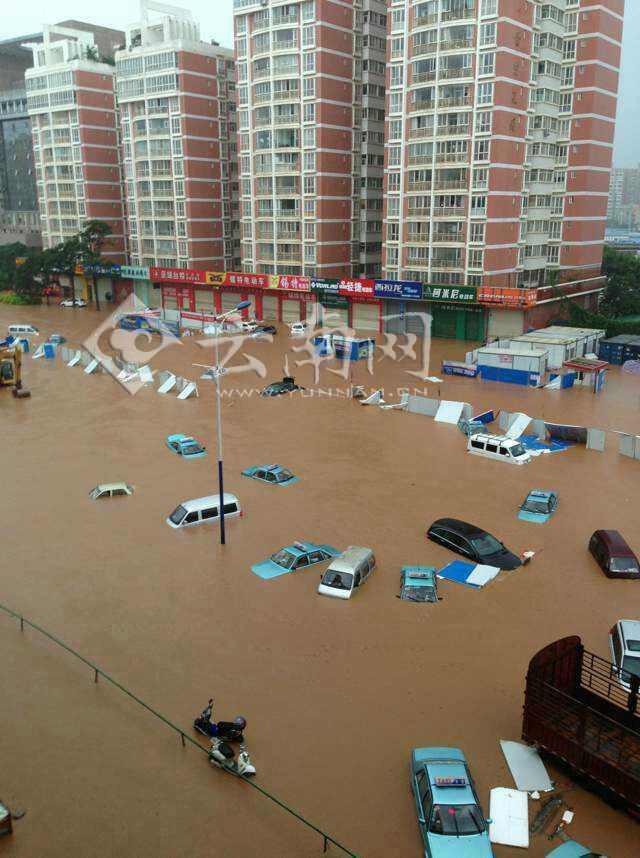 Continuous heavy rain lasting from 18th to 19th this month drowns the downtown streets in Kunming, capital of southwest China's Yunnan Province. (Source: yunnan.cn/chinanews.com)