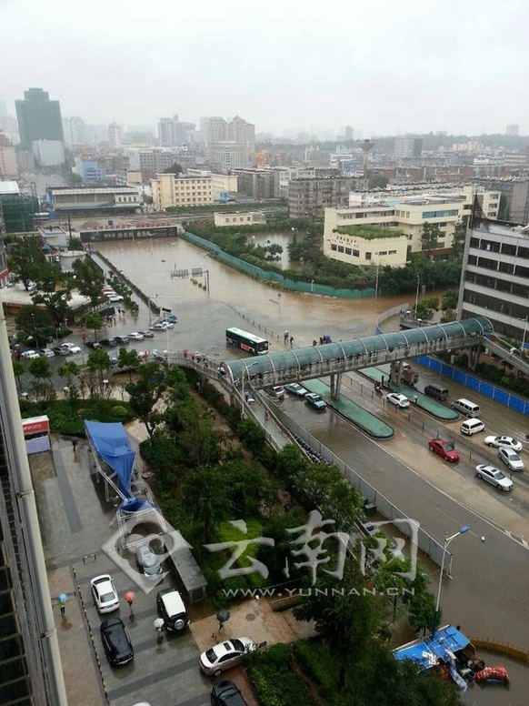 Continuous heavy rain lasting from 18th to 19th this month drowns the downtown streets in Kunming, capital of southwest China's Yunnan Province. (Source: yunnan.cn/chinanews.com)