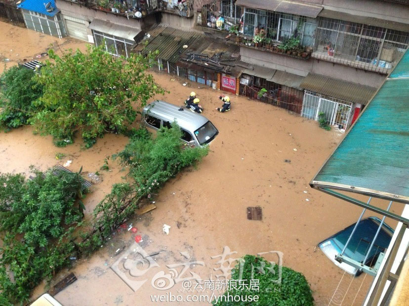 Continuous heavy rain lasting from 18th to 19th this month drowns the downtown streets in Kunming, capital of southwest China's Yunnan Province. (Source: yunnan.cn/chinanews.com)