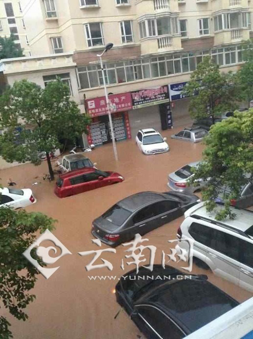 Continuous heavy rain lasting from 18th to 19th this month drowns the downtown streets in Kunming, capital of southwest China's Yunnan Province. (Source: yunnan.cn/chinanews.com)