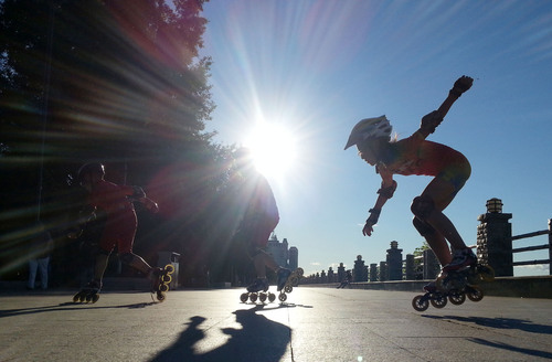 Children enjoy learning skating on the first day of summer vacation, July 11, 2013. (Photo /Osports)