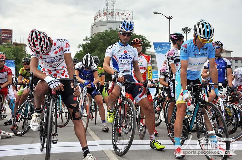 Riders in the cycling race.(People's daily online)