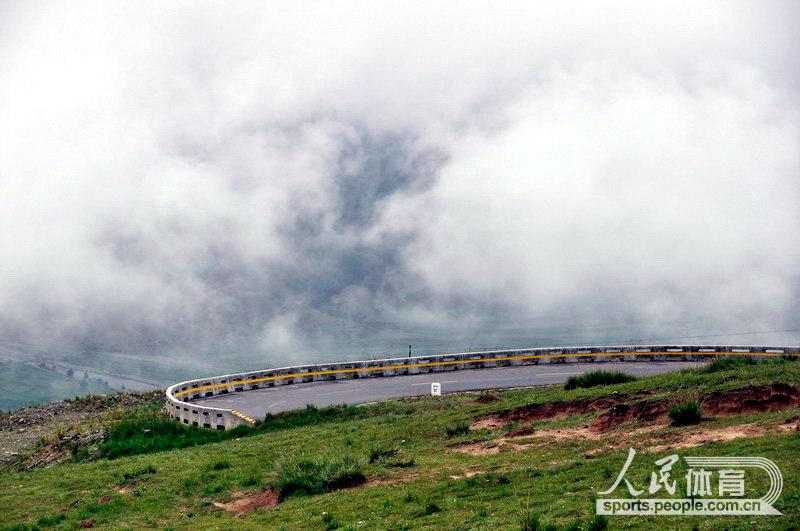 The breathtaking scenery during the cycling race.(People's daily online)