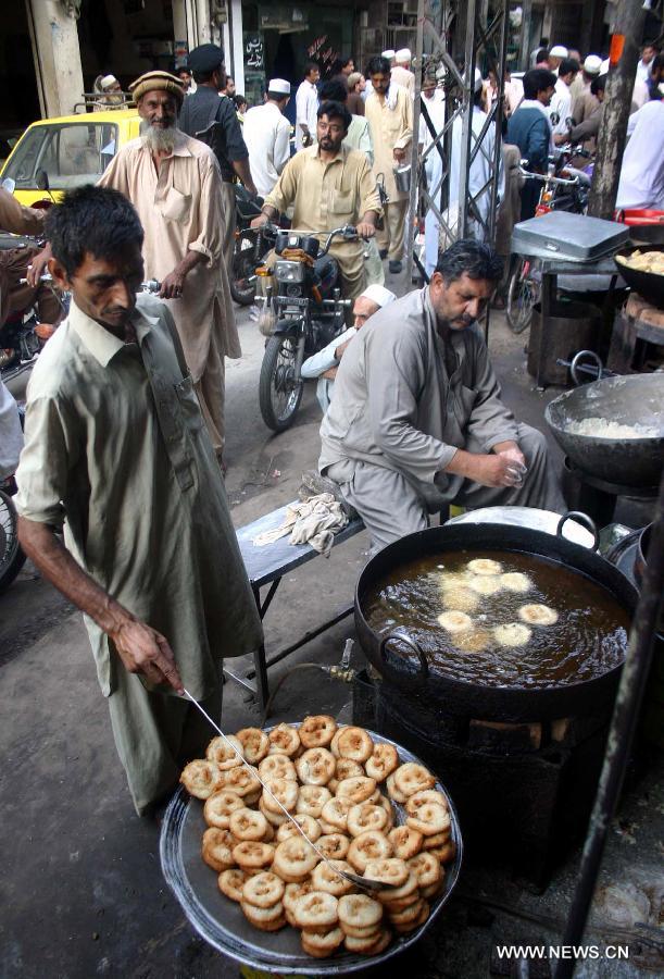 Vendors wait for customers at a stall during the fasting month of Ramadan in northwest Pakistan's Peshawar, July 19, 2013. Muslims around the world refrain from eating, drinking and smoking from dawn to dusk during the fasting month of Ramadan. (Xinhua/Ahmad Sidique)