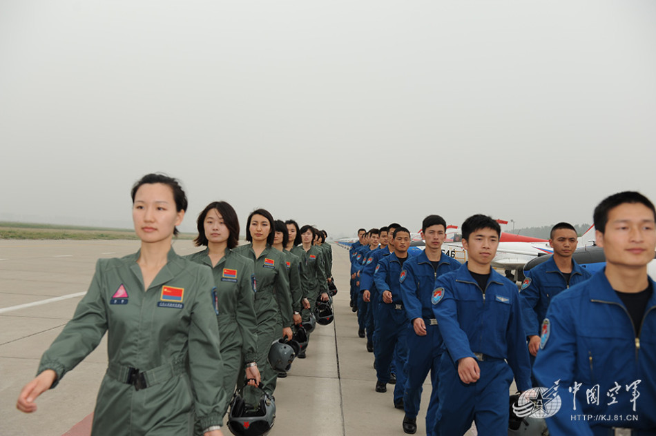 Chinese female fighter pilots (xinhuanet.com)