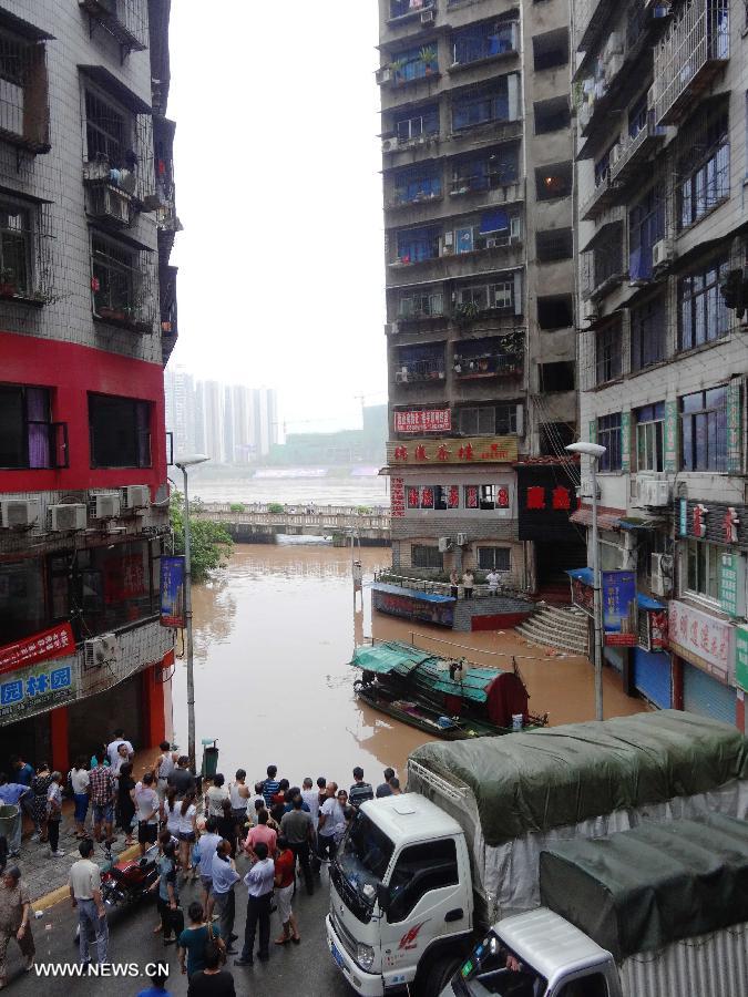 Residential buildings are flooded due to the rising water level of Qujiang River in Quxian County, southwest China's Sichuan Province, July 20, 2013. Lingering rainstorms hit the Bazhong City in the upper reaches of the Qujiang River, leading to the flood of the river. (Xinhua/Deng Liangkui)