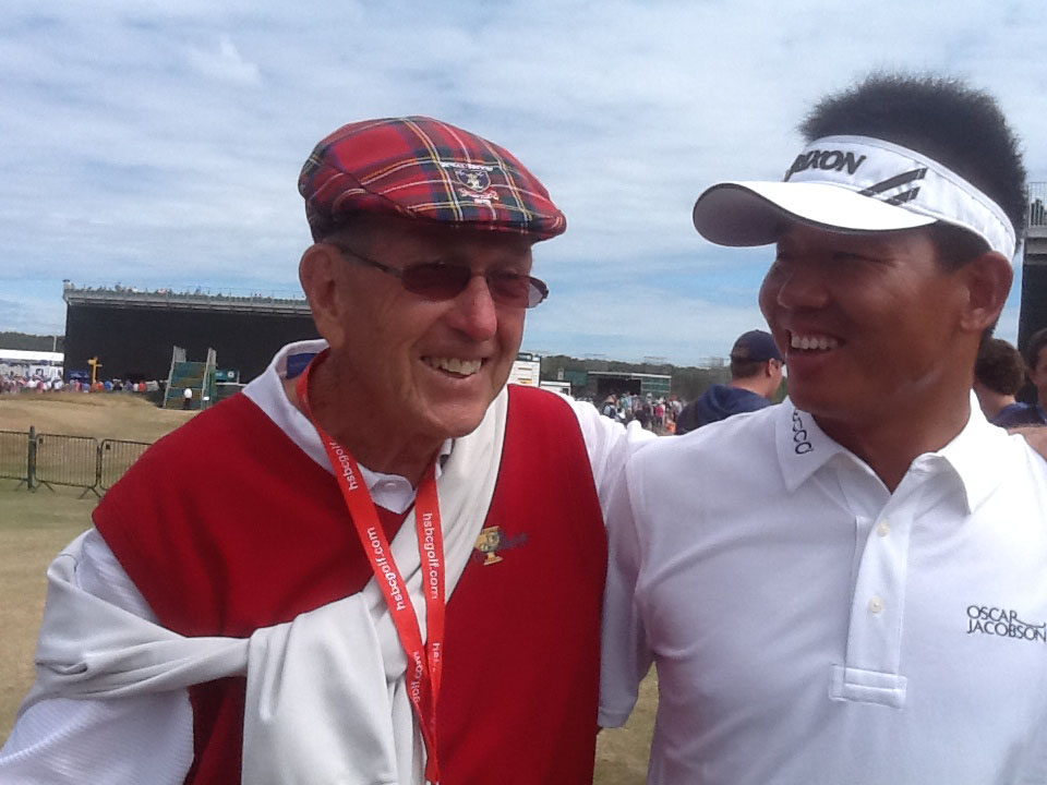 All smiles after the first round. Wu Ashun poses for the camera with a good friend, former US professional Jim Hiskey.(Photo/ David Ferguson)