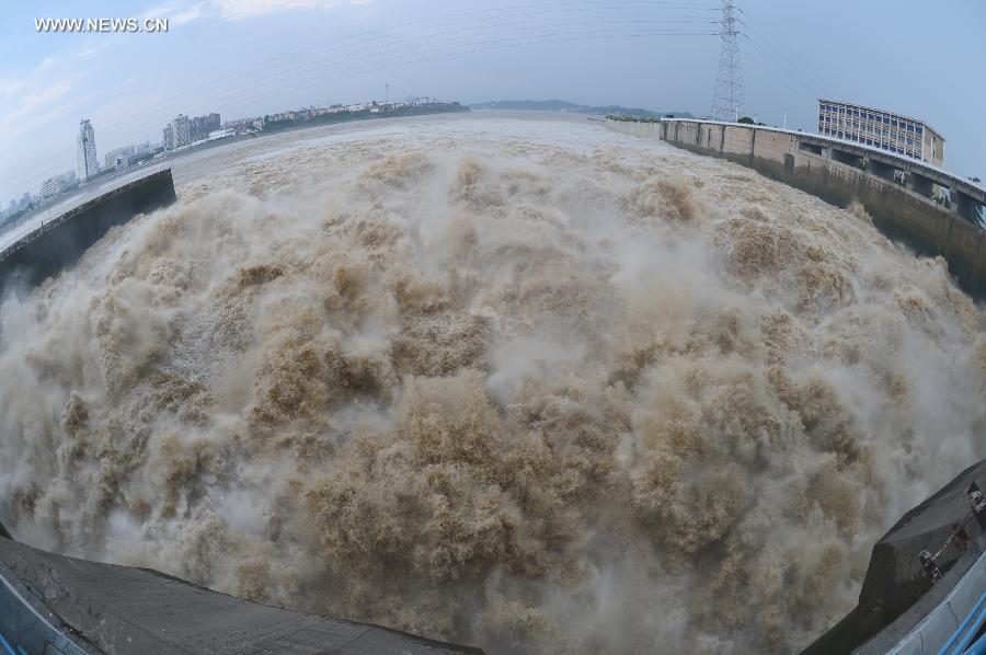 Photo taken on July 20, 2013 shows the floodwater gushing from the sluices of the Gezhou Dam in Yichang, north China's Hubei Province. This year's highest flood peak of Yangtze River is estimated to arrive at Three Gorges Reservoir on July 21, with a predicted inflow of 48,000 cubic meters per second. (Xinhua/Zheng Jiayu)