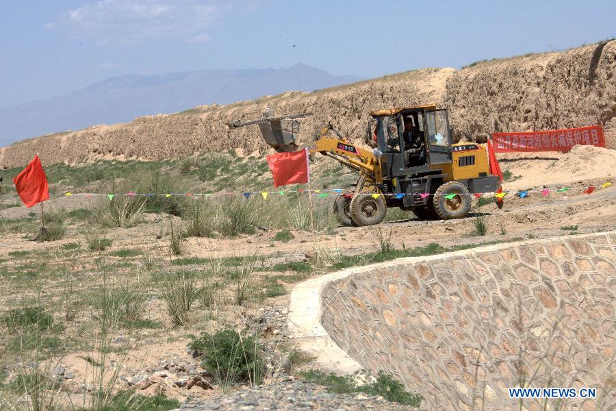 A worker works at the construction site for protecting the Great Wall in Shandan County, northwest China's Gansu Province, July 19, 2013. This year, the local authorities has allocated more than 30 million yuan (about 4.89 million U.S. dollars) for the protection of the Great Wall in Shandan County, which was built in the Ming Dynasty (1368-1644) and has a length of 88 kilometers. (Xinhua/Yin Xubao)