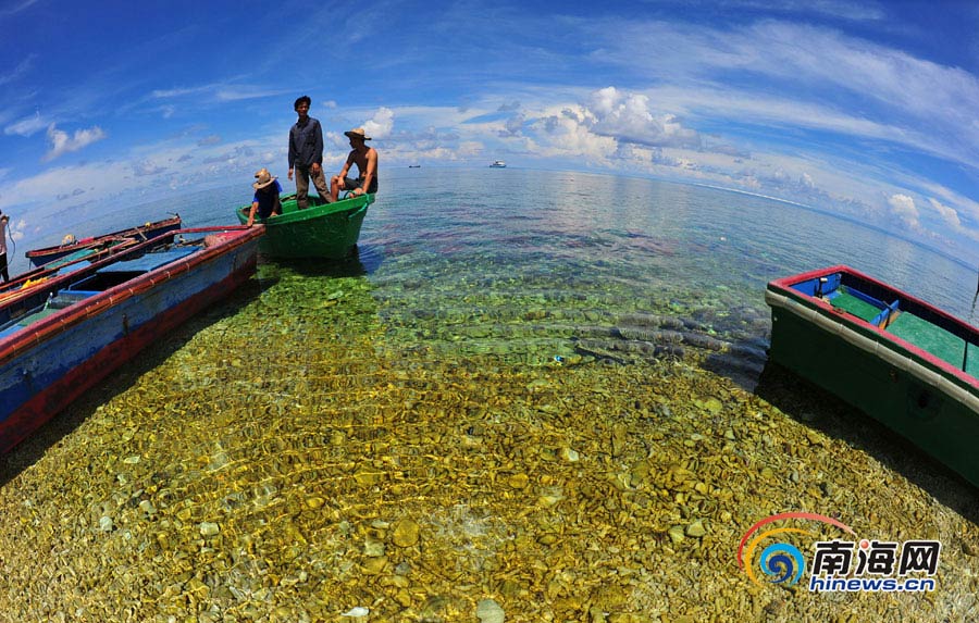 Fishermen, their boats, clear water and blue sky are seen on Yagong island of Sansha City. (Source: hinews.com/Li Qingfang)