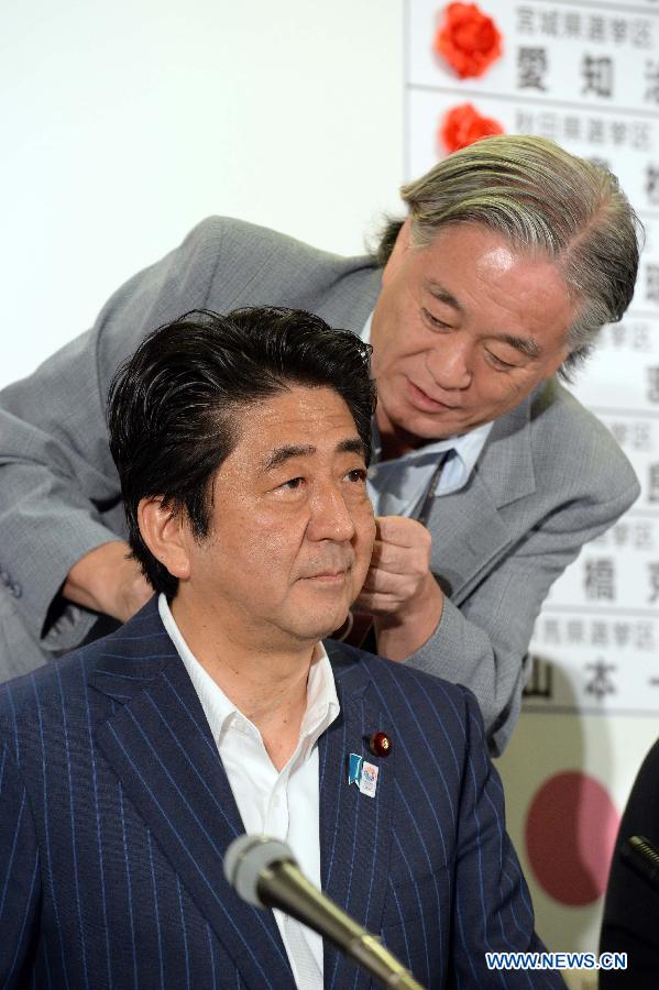 Japanese Prime Minister and President of the Liberal Democratic Party (LDP), Shinzo Abe (front) prepares for an interview at the party's headquarters in Tokyo, capital of Japan, July 21, 2013. Japan's ruling camp, the Liberal Democratic Party (LDP) and the New Komeito Party, has put an end to the country's "twisted Diet" as it won a majority of seats in the House of Councillors, according to Japan's broadcaster NHK.(Xinhua/Ma Ping)