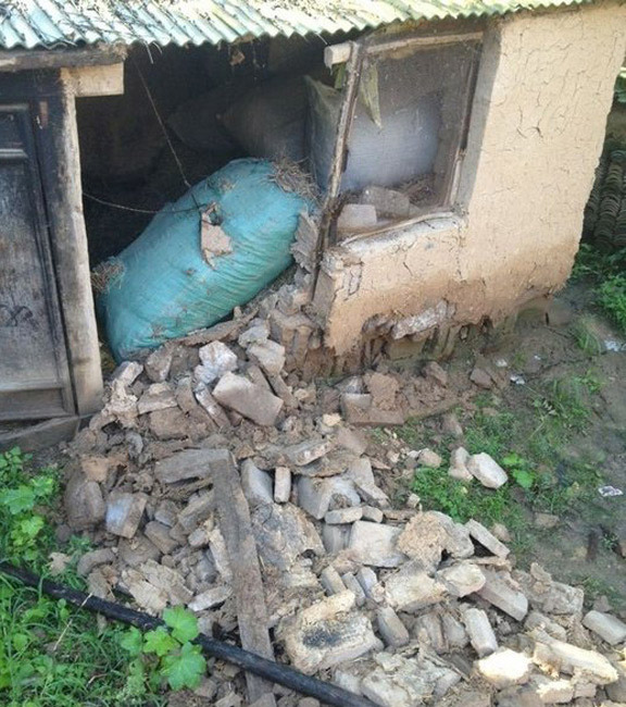 A house is damaged in quake-affected Lixian County, northwest China's Gansu Province, July 22, 2013. A 6.6-magnitude earthquake jolted a juncture region of Minxian County and Zhangxian County in Dingxi City of the province Monday morning. Lixian County is about 180 kilometers away from Minxian County. (Xinhua/Li Yaoqin)