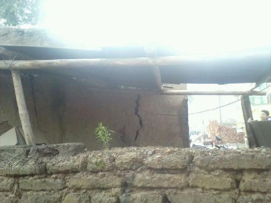 Photo taken with a mobile phone shows a damaged house in quake-hit Minxian County, northwest China's Gansu Province, July 22, 2013. At least three people were killed in the 6.6-magnitude earthquake which jolted a juncture region of Minxian County and Zhangxian County in Dingxi City Monday morning. (Xinhua)