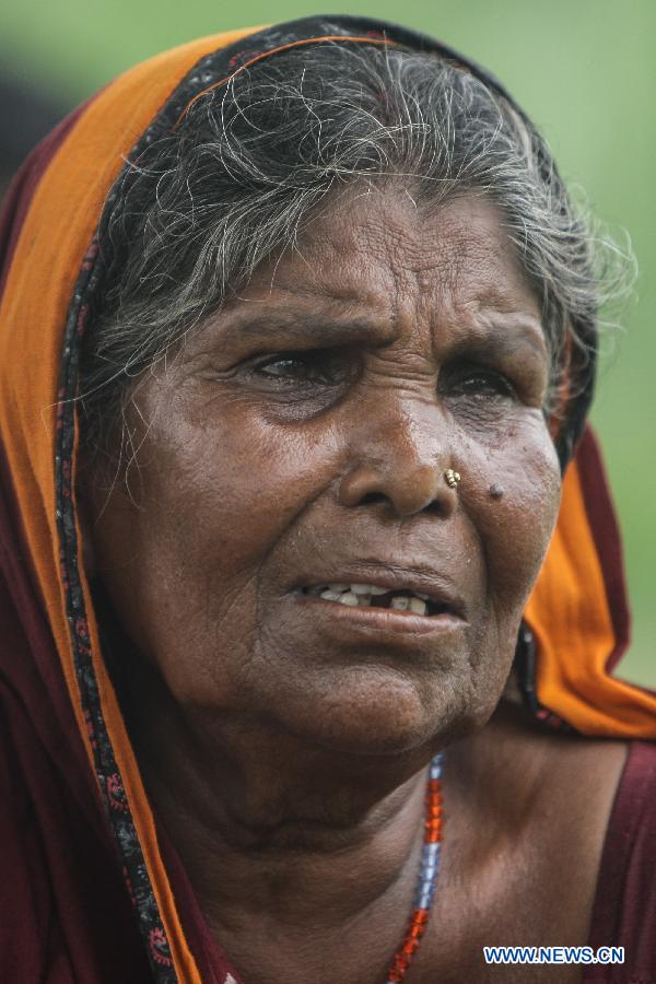 A woman, whose granddaughter was killed in a mass food poisoning, weeps in the village of Gandaman, Saran District of eastern Indian state of Bihar, July 21, 2013. At least 23 children, all below 12 years, were confirmed dead due to food poisoning after eating a free mid-day school meal in the eastern Indian state of Bihar on July 16, 2013. (Xinhua/Zheng Huansong)