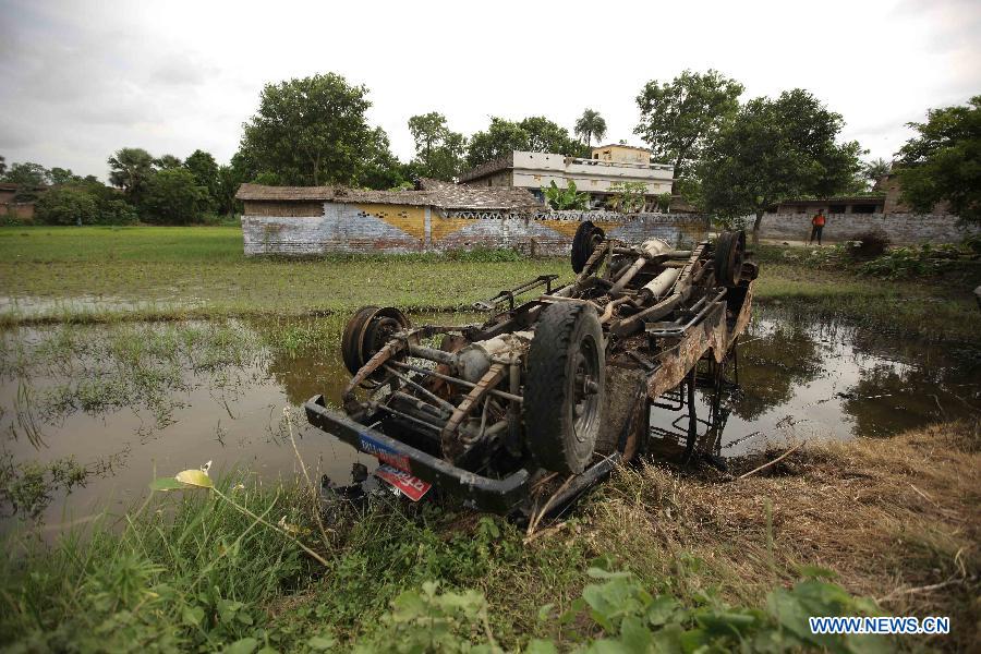 A vehicle destroyed by villagers whose children were killed in a mass food poisoning, is seen in the village of Gandaman, Saran District of eastern Indian state of Bihar, July 20, 2013. At least 23 children, all below 12 years, were confirmed dead due to food poisoning after eating a free mid-day school meal in the eastern Indian state of Bihar on July 16, 2013. (Xinhua/Zheng Huansong)