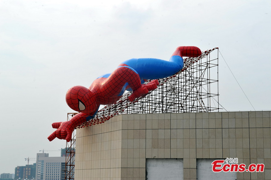 Photo taken on July 20 shows a giant Spider-man on the roof of an under-construction building in Nanchang, East China's Jiangxi Province. According to the construction staff, the inflatable Spider-man is 20 meters long, 10 meters wide and 5 meters high. (Photo / Liu Zhankun)