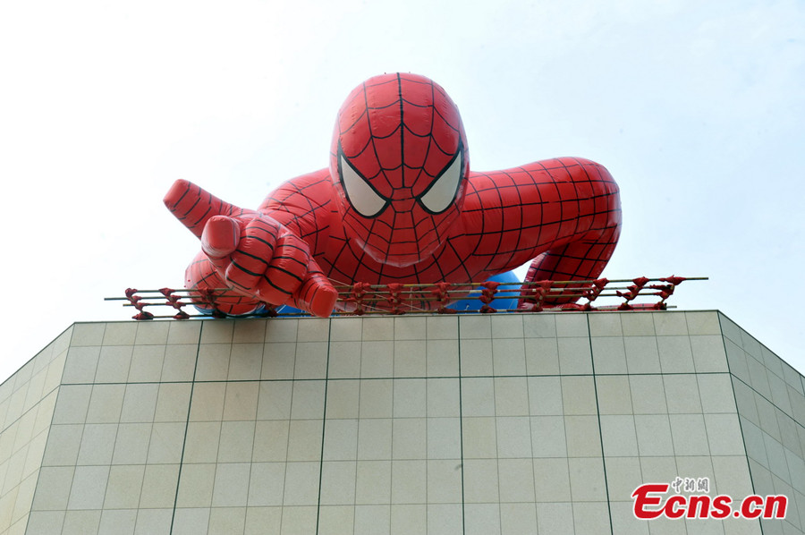 Photo taken on July 20 shows a giant Spider-man on the roof of an under-construction building in Nanchang, East China's Jiangxi Province. According to the construction staff, the inflatable Spider-man is 20 meters long, 10 meters wide and 5 meters high. (Photo / Liu Zhankun)