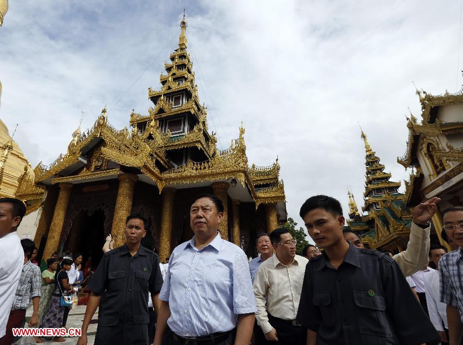 Vice Chairman of the Central Military Commission of China Fan Changlong (C) visits Shwedagon Pagoda in Yangon, Myanmar, July 22, 2013. Fan Changlong arrived here Monday for an official visit to Myanmar as part of his three-country tour to Kazakhstan, Myanmar and Thailand. (Xinhua/U Aung) 