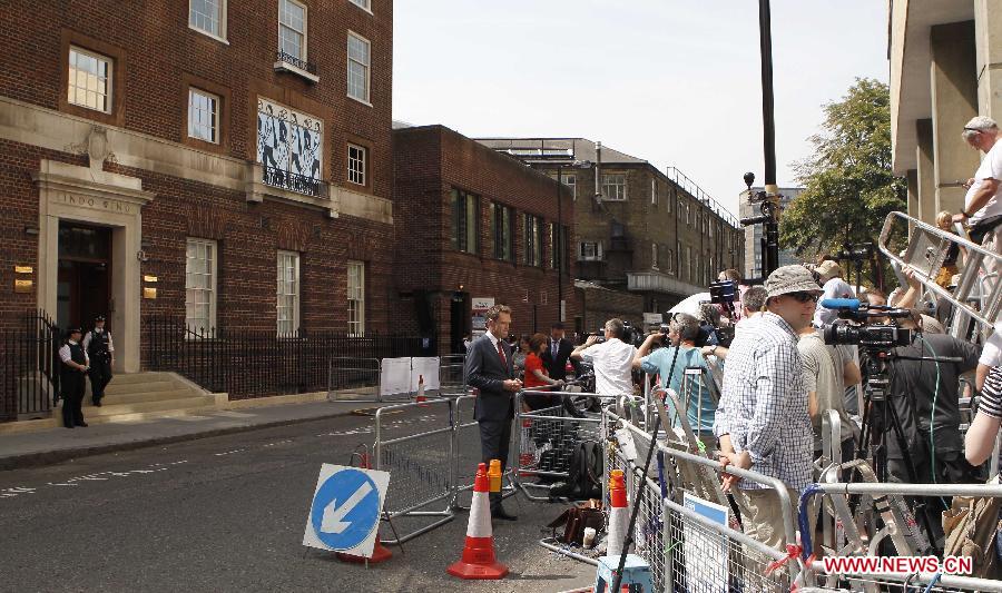 Reporters gather outside the Lindo Wing of St. Mary's Hospital in London, July 22, 2013. The nation awaits news of a new royal baby. The nation awaits news of a new royal baby as Prince William's wife Kate has gone into labour and been admitted to St. Mary's Hospital for the birth of the couple's first child. (Xinhua/Yin Gang)