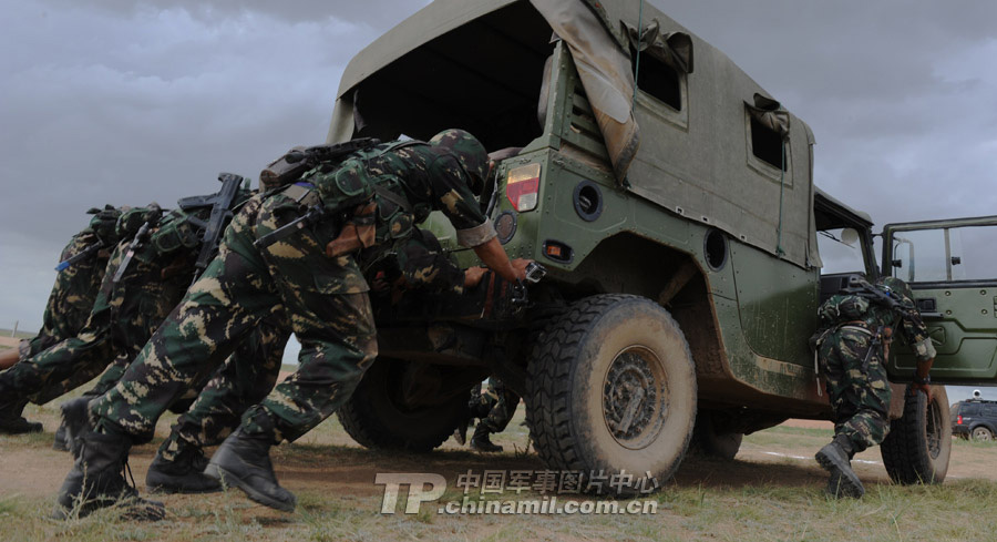 The special operation members from various military area commands of the PLA take part in a comprehensive combat skills competition on July 18, 2013. The competition is to test their ability of integrated use of fitness and skills, and to improve their skills of using various weapons and equipment under various conditions.  (China Military Online/Li Jing)