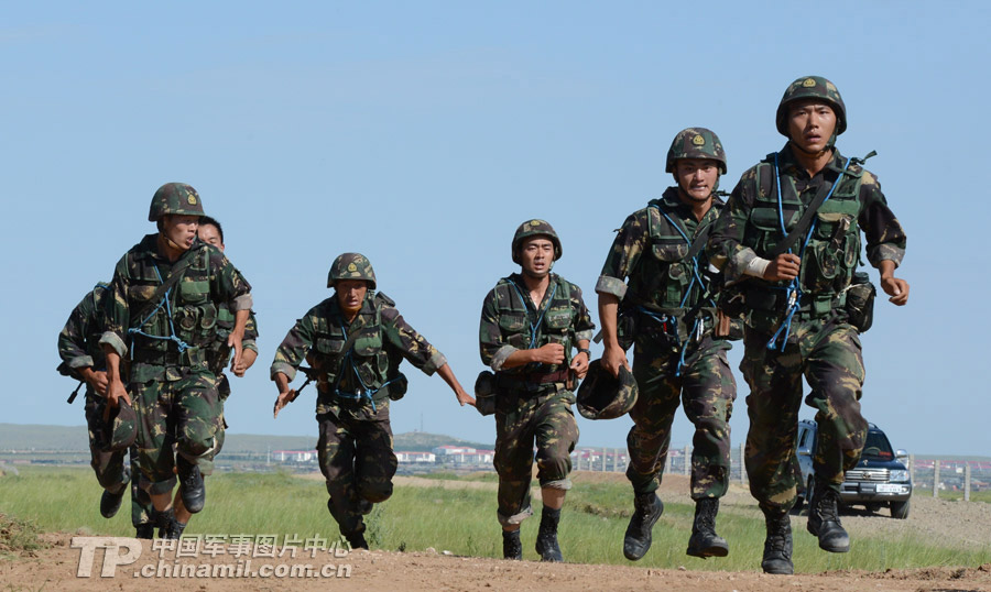 The special operation members from various military area commands of the PLA take part in a comprehensive combat skills competition on July 18, 2013. The competition is to test their ability of integrated use of fitness and skills, and to improve their skills of using various weapons and equipment under various conditions.  (China Military Online/Li Jing)