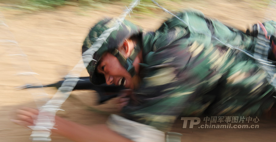 The special operation members get across barbed wire. (Xinhua/Wang Jianmin)