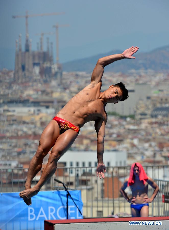 China's Li Shixin competes during the men's 1m springboard final in the World Swimming Championships in Barcelona, Spain, on July 22, 2013. Li won the gold with 460.95 points. (Xinhua/Guo Yong) 