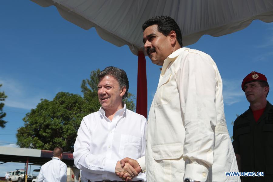 Image provided by Venezuela's Presidency shows Venezuelean President Nicolas Maduro (R) meets with his Colombian counterpart Juan Manuel Santos (L) in Puerto Ayacucho, capital of Amazonas, Venezuela, on July 22, 2013. (Xinhua/Venezuela's Presidency)