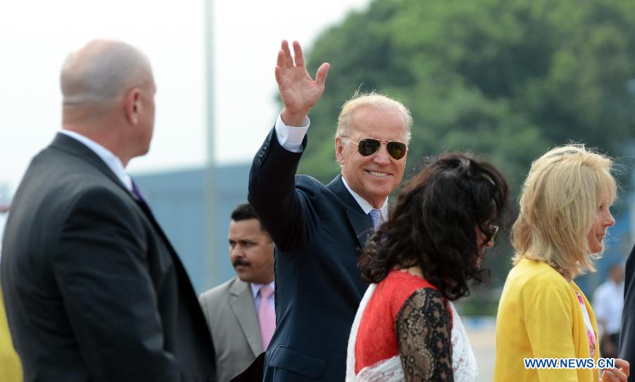 U.S. Vice President Joe Biden (C) waves upon his arrival at the airport in New Delhi, India, July 22, 2013. Biden arrived in India Monday for a four-day visit. (Xinhua/Partha Sarkar)