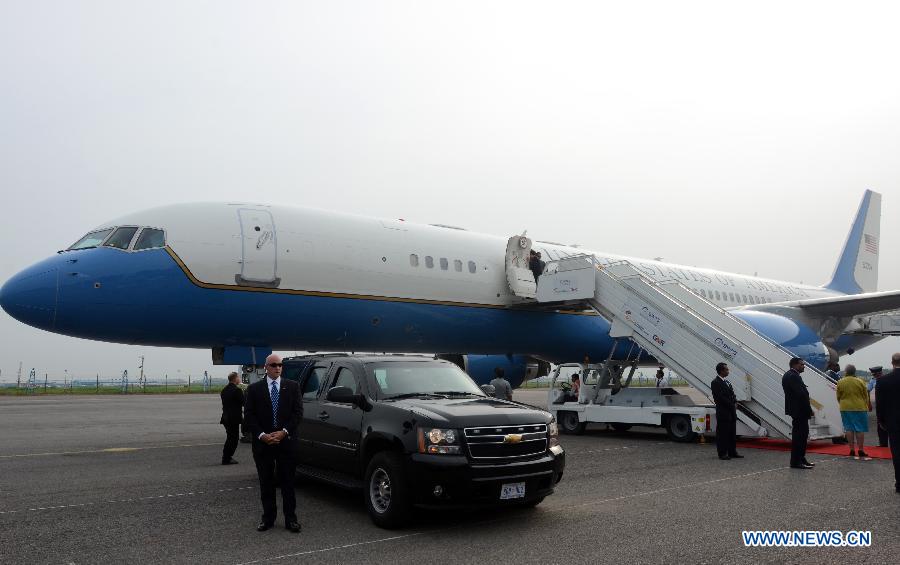 U.S. security officiers stand guard in front of the aircraft as U.S. Vice President Joe Biden is about to disembark at the airport in New Delhi, India, July 22, 2013. Biden arrived in India Monday for a four-day visit. (Xinhua/Partha Sarkar)
